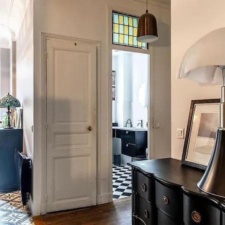 Montmartre With Private Courtyard Parigi