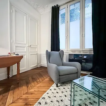 Montmartre With Private Courtyard Parigi